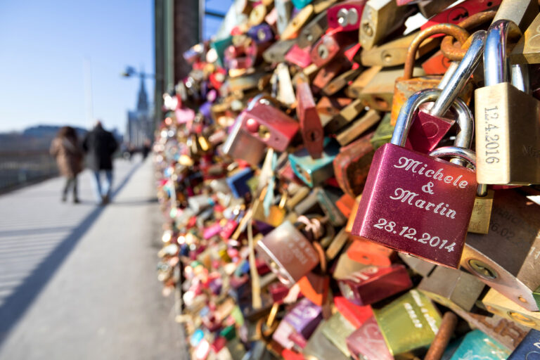 Liebesschlsser an der Hohenzollernbrcke in Kln