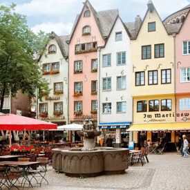 Bunte historische Häuser und Außengastronomie in der Kölner Altstadt