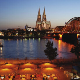 Kölner Dom und Hohenzollernbrücke in der Abenddämmerung