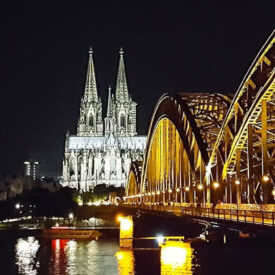 Kölner Dom und beleuchtete Hohenzollernbrücke bei Nacht