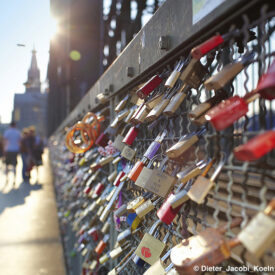 Liebesschlösser an der Kölner Hohenzollernbrücke mit Dom im Hintergrund
