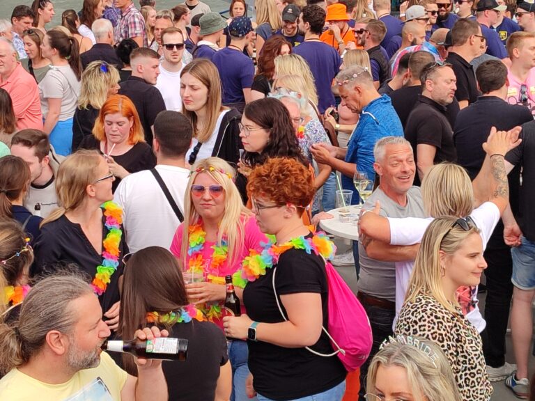 Feiernde Gäste auf dem Freideck beim Mallorca-Partyboot in Köln