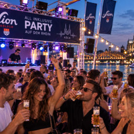 Feiernde Gäste auf dem Sion-Partyboot mit Blick auf den Kölner Dom