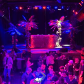 Tanzfläche und dekorierte Bühne mit violetter Beleuchtung auf dem Partyschiff