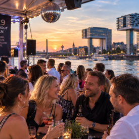 Feiernde Gäste auf dem Ü29-Partyboot im Abendlicht auf dem Rhein